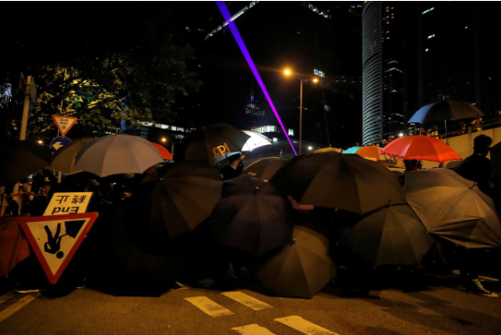 Cuộc biểu tình diễn ra sau khi Trưởng Đặc khu Hong Kong Lâm Trịnh Nguyệt Nga hôm 26/9 tổ chức cuộc đối thoại đầu tiên với đại diện của công chúng trong nỗ lực nhằm chấm dứt cuộc khủng hoảng chính trị kéo dài gần 4 tháng qua tại đặc khu này.