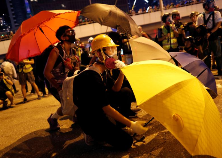 Đám đông tập trung bên ngoài tòa nhà Hội đồng Lập pháp Hong Kong ngày 28/9.