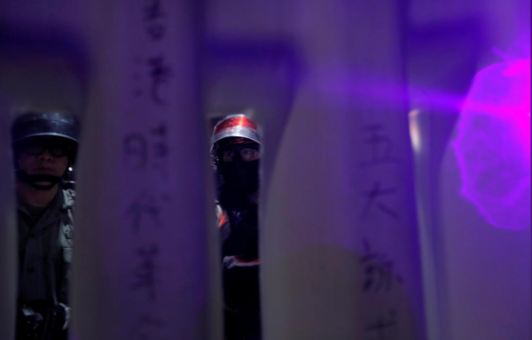 Cảnh sát chống bạo động Hong Kong được triển khai tại quận Kim Chung (Admiralty) ngày 28/9.