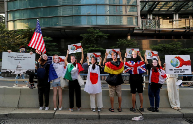 Cảnh sát chống bạo động ngay lập tức được huy động để giải tán người biểu tình tập trung gần tòa nhà lãnh sự quán Mỹ ở Hong Kong cuối tuần qua.