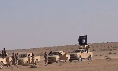 "Nhóm khủng bố IS đã kích nổ một quả bom cài cắm dọc con đường phía đông Palmyra lúc chiếc xe chở các thành viên của Lữ đoàn Al-Quds đi qua khiến ít nhất 2 người thiệt mạng", nguồn tin quân sự cho hay. Ảnh: Twitter.