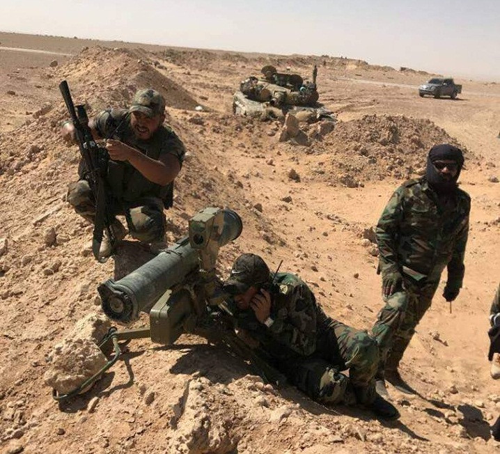 Trước đó, Nors for Studies, một trung tâm nghiên cứu ủng hộ quân nổi dậy, cho biết Sukhnah bị Quân đội Syria ném bom dữ dội sau khi các tay súng thánh chiến IS chiếm được thị trấn này. Ảnh: AMN.