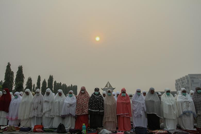 Ngày 13/9, giới chức Indonesia đã phải đóng cửa một sân bay trên đảo Sumatra do khói mù từ các đám cháy rừng khiến tầm nhìn bị hạn chế.