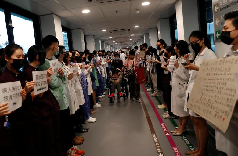Cuộc biểu tình bên trong bệnh viện Queen Mary ở Hong Kong ngày 2/9. 
