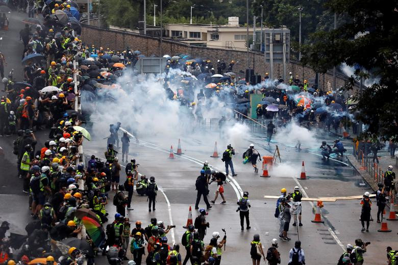 Hơi cay mù mịt trên đường phố Hong Kong ngày 31/8.