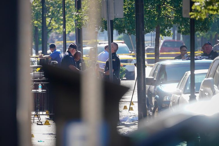 "10 người chết, bao gồm cả kẻ xả súng, và 26 người khác bị thương. Được biết, cảnh sát đã vô hiệu hóa kẻ tấn công chỉ trong 1 phút", Thị trưởng thành phố Dayton Nan Whaley cho hay.