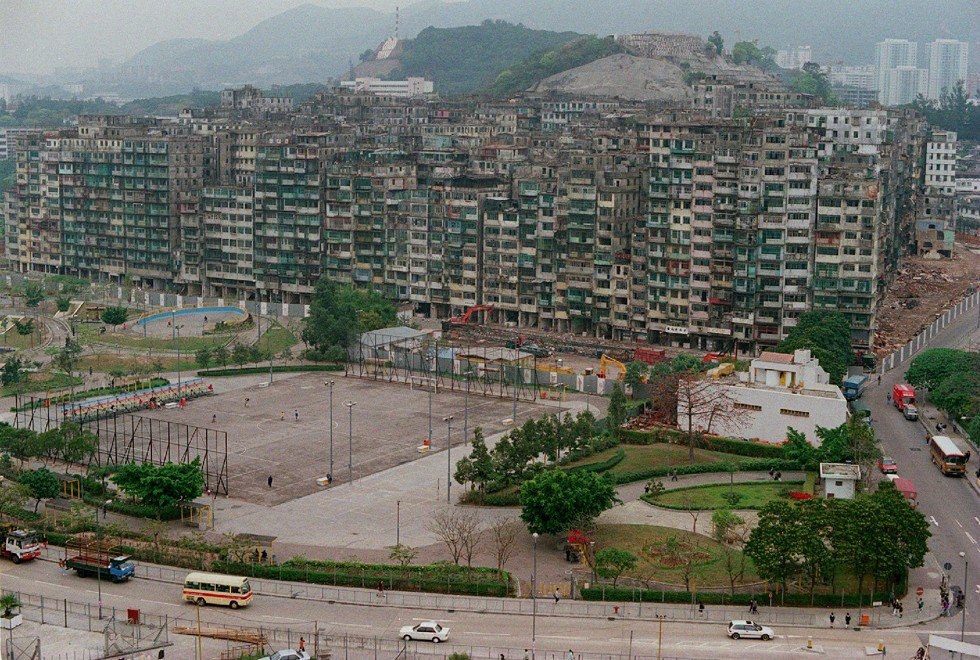 Phần lớn người sinh sống tại Cửu Long Trại Thành thuộc thành phần dân lao động. Nhiều hộ kinh doanh, phòng khám hình thành tại nơi này mà không có giấy phép để phục vụ nhu cầu của người dân với giá rẻ. Đây còn là nơi sản xuất nhiều mặt hàng để tiêu thụ khắp Hong Kong, chẳng hạn như cá viên hay mì sợi. Ảnh: South China Morning Post.