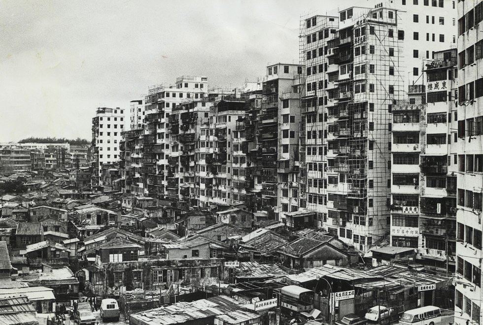 Cửu Long Trại Thành là khu đô thị ổ chuột nổi tiếng của Hong Kong một thời. Dù rộng chưa đến 2,7 ha, khu đô thị này vào giai đoạn cao điểm từng là nơi sinh sống của gần 33.000 dân. Nơi này được đặt biệt danh là "thành phố của bóng tối" với các tệ nạn và tội phạm hoành hành. Ảnh: South China Morning Post.