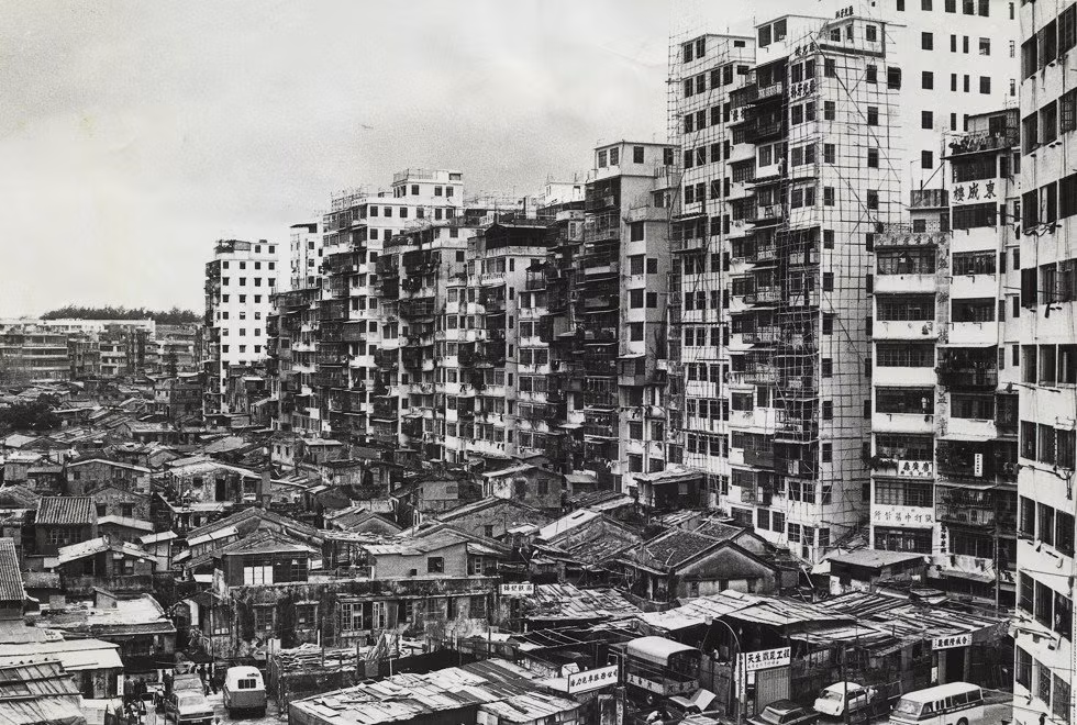 Cửu Long Trại Thành là khu đô thị ổ chuột nổi tiếng của Hong Kong một thời. Dù rộng chưa đến 2,7 ha, khu đô thị này vào giai đoạn cao điểm từng là nơi sinh sống của gần 33.000 dân. Nơi này được đặt biệt danh là "thành phố của bóng tối" với các tệ nạn và tội phạm hoành hành. Ảnh: South China Morning Post.