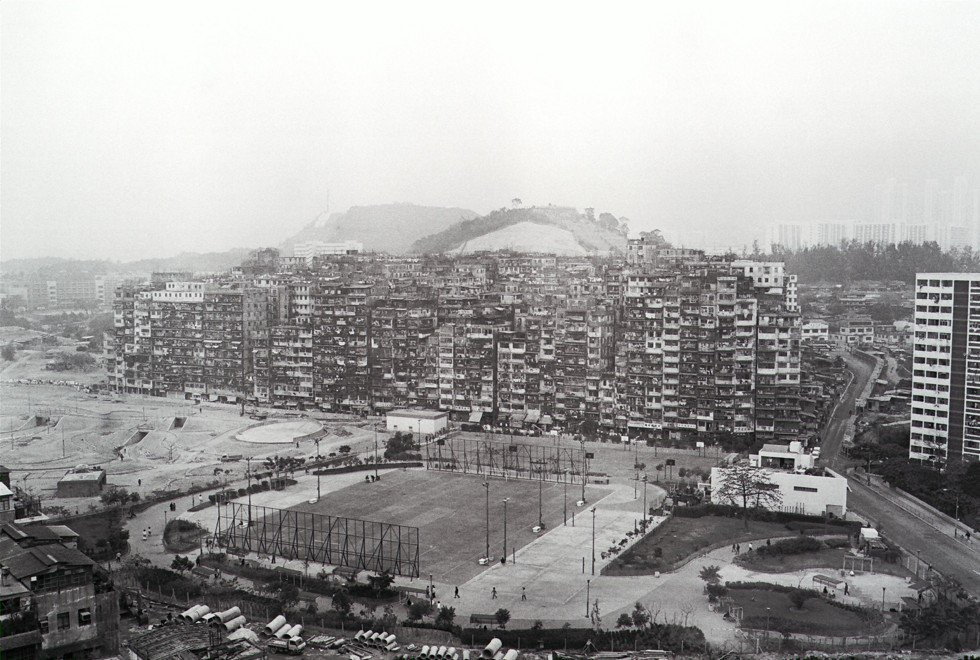 Cửu Long Trại Thành trở thành "thiên đường" cho các hoạt động của giang hồ, Hội Tam hoàng, những băng đảng buôn bán ma túy. Cảnh sát, thanh tra y tế và nhân viên thu thuế cũng ngại không muốn đến nơi này. Ảnh: South China Morning Post.