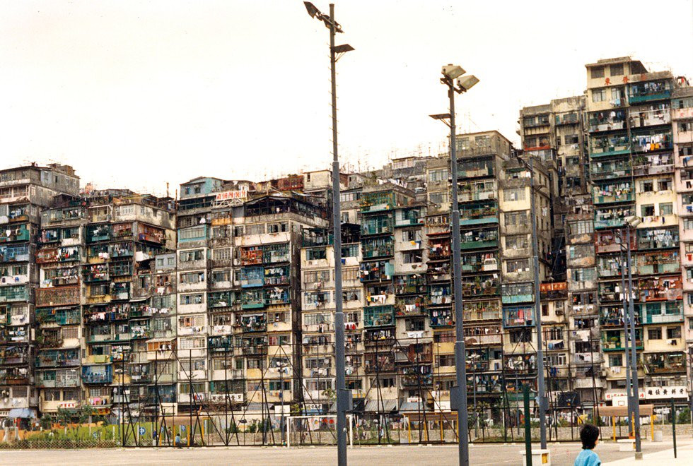 Quy định duy nhất được áp dụng và thực thi tại khu đô thị này là chiều cao của những tòa nhà. Vì sân bay quốc tế Hong Kong nằm gần khu đô thị, những tòa nhà tại đây không được cao quá 13-14 tầng. Trong ảnh, Cửu Long Trại Thành nhìn từ bên ngoài vào năm 1991. Ảnh: South China Morning Post.