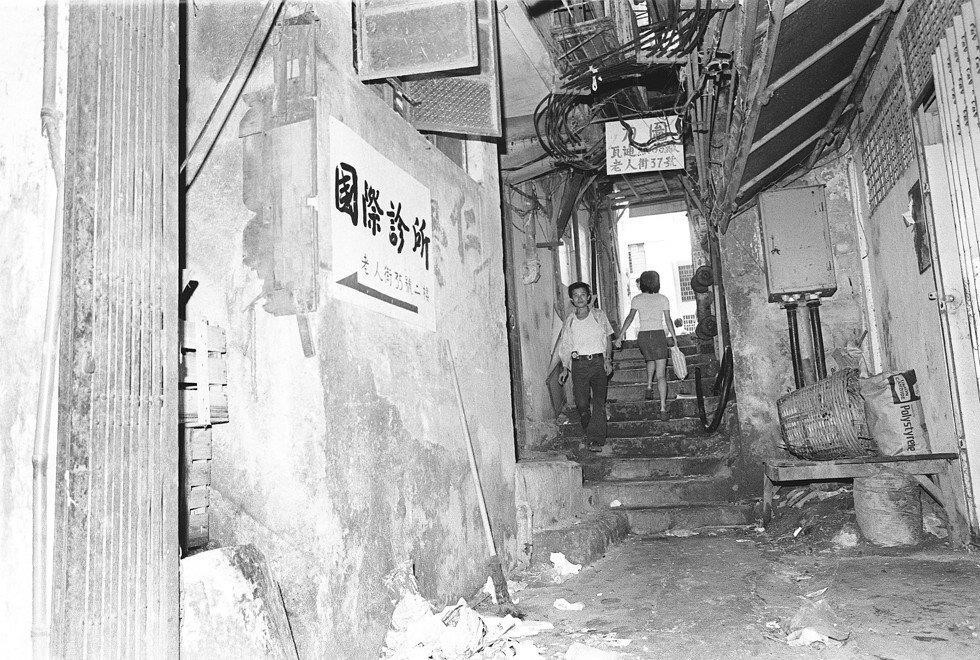 Cửu Long Trại Thành hình thành trong giai đoạn làn sóng dân di cư từ đại lục đổ đến Hong Kong sau Thế chiến II. Để giải quyết tình trạng thiếu nhà ở, những đại gia tại nơi này đầu tư xây dựng các tòa nhà cao tầng ở vùng đất phía bắc đảo Hong Kong thu lợi. Ảnh: South China Morning Post.