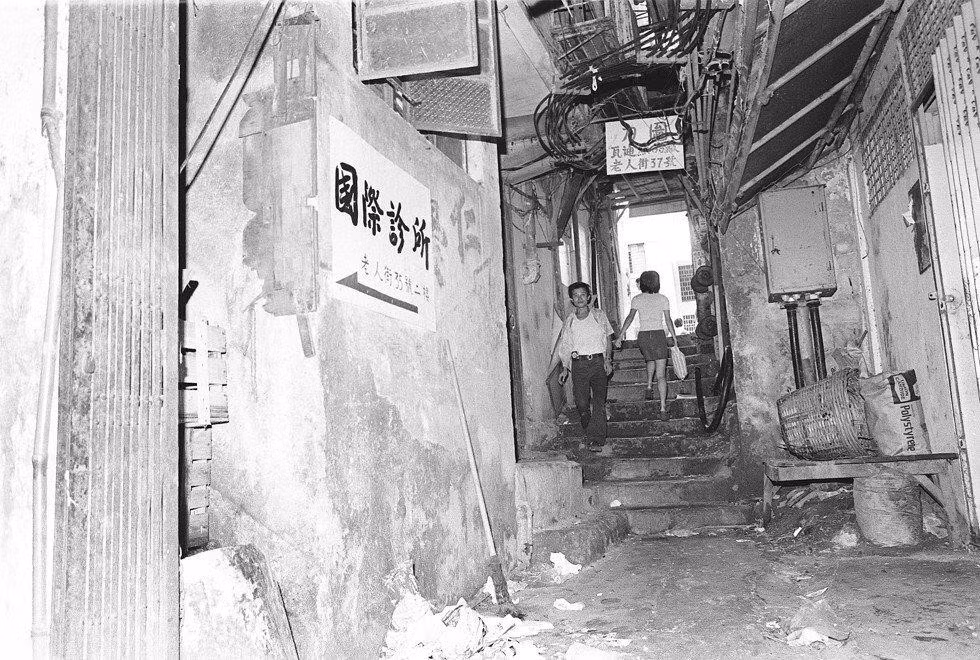 Cửu Long Trại Thành hình thành trong giai đoạn làn sóng dân di cư từ đại lục đổ đến Hong Kong sau Thế chiến II. Để giải quyết tình trạng thiếu nhà ở, những đại gia tại nơi này đầu tư xây dựng các tòa nhà cao tầng ở vùng đất phía bắc đảo Hong Kong thu lợi. Ảnh: South China Morning Post.