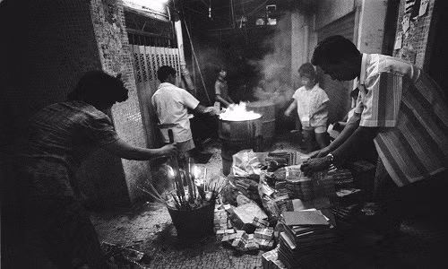 Khu vực nằm phía bắc đảo Hong Kong không được quản lý chặt chẽ. Vùng đất từng là một doanh trại của Trung Quốc đã trở thành khu đô thị với mật độ dân số có lúc gâp 119 lần New York, theo Business Insider. Ảnh: South China Morning Post.