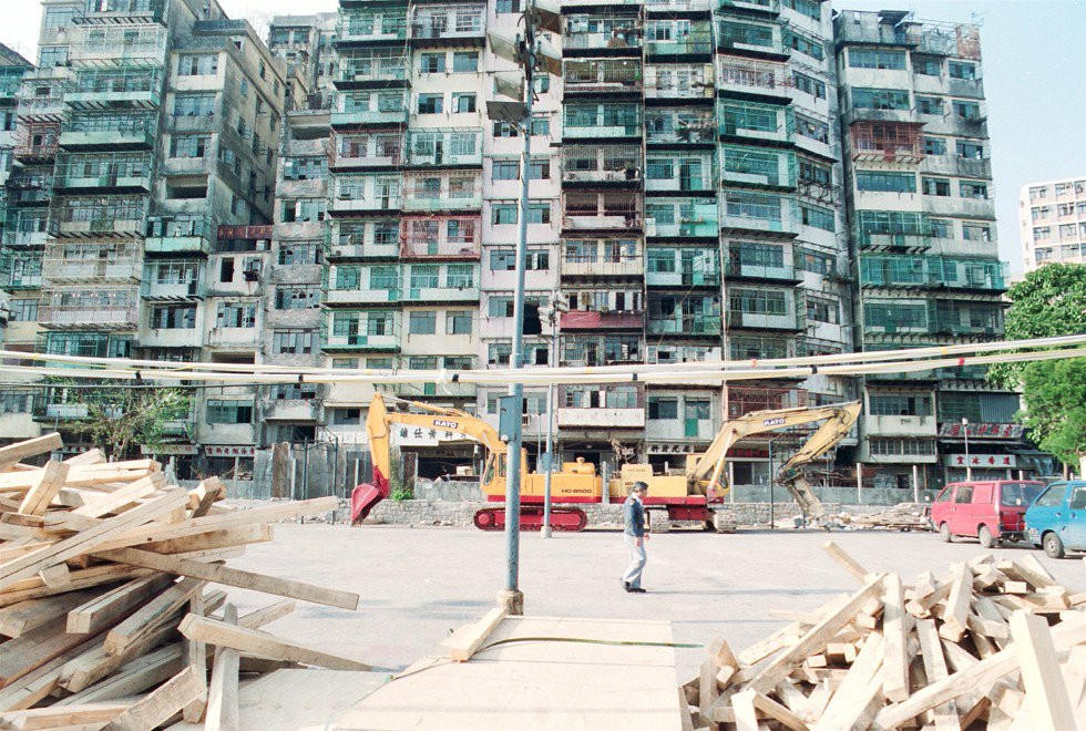 Năm 1987, chính quyền Anh và Trung Quốc thống nhất giải tỏa khu đô thị Kowloon. Quá trình di dời gần 33.000 người dân tại nơi này mất gần 5 năm để hoàn thành. Các tòa nhà bắt đầu được tháo dỡ và phá hủy vào năm 1993. Ảnh: South China Morning Post. *) Title do Kiến Thức biên tập lại