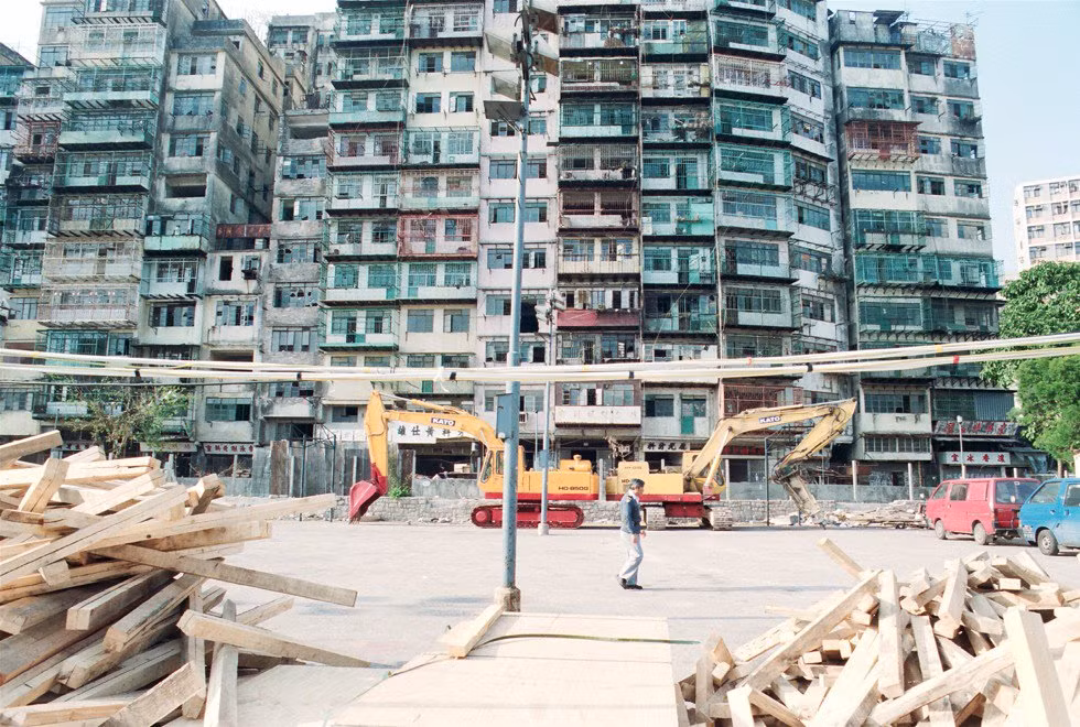 Năm 1987, chính quyền Anh và Trung Quốc thống nhất giải tỏa khu đô thị Kowloon. Quá trình di dời gần 33.000 người dân tại nơi này mất gần 5 năm để hoàn thành. Các tòa nhà bắt đầu được tháo dỡ và phá hủy vào năm 1993. Ảnh: South China Morning Post. *) Title do Kiến Thức biên tập lại