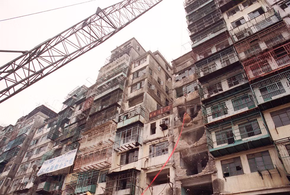 Những tòa nhà tại Kowloon được chính quyền Hong Kong cho phá dỡ vào năm 1993. Ảnh: South China Morning Post.