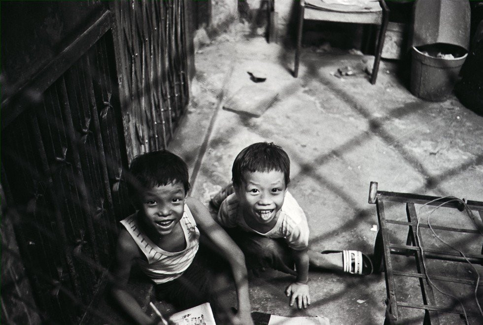 Từ thập niên 1950 đến năm 1994, có hơn 33.000 người sống và làm việc tại Kowloon. Hơn 300 tòa nhà cao tầng được kết nối với nhau như một thành trì chiếm một góc riêng biệt của Hong Kong. Khu đô thị này gần như là nơi mà pháp luật Hong Kong không thể đụng tới, là trung tâm của nha phiến và hoạt động của Hội Tam Hoàng. Ảnh: South China Morning Post.