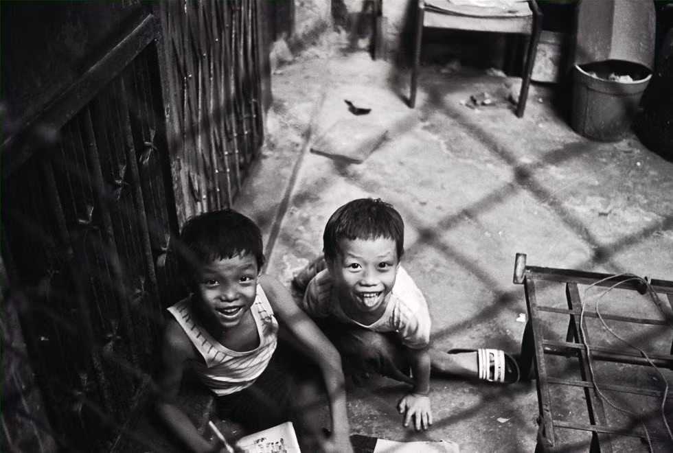 Từ thập niên 1950 đến năm 1994, có hơn 33.000 người sống và làm việc tại Kowloon. Hơn 300 tòa nhà cao tầng được kết nối với nhau như một thành trì chiếm một góc riêng biệt của Hong Kong. Khu đô thị này gần như là nơi mà pháp luật Hong Kong không thể đụng tới, là trung tâm của nha phiến và hoạt động của Hội Tam Hoàng. Ảnh: South China Morning Post.