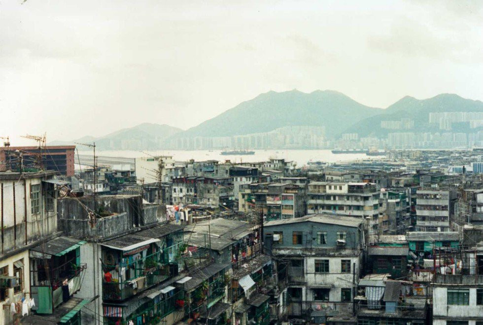 Nhiều tư liệu mô tả Cửu Long Trại Thành như có một khí hậu của riêng mình. Với hệ thống ống dẫn nước, đường dây điện chằng chịt và cống thoát không được quy hoạch khoa học, những tầng thấp thường chịu cảnh sống trong nóng bức, ẩm thấp và tối năm. Ảnh: South China Morning Post.