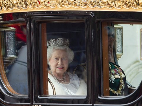 Nữ hoàng Elizabeth II không cần thi đỗ bất cứ kỳ thi lái xe nào. Mặc dù tất cả bằng lái xe ở Anh đều được cấp phép dưới tên của Nữ hoàng nhưng bà không cần tấm bằng nào cả. 