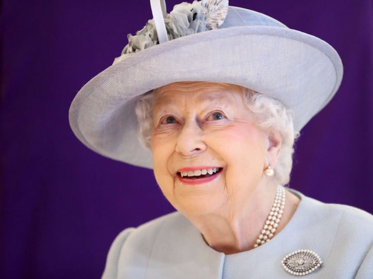 Chắc hẳn ít ai biết rằng, thời học sinh, Nữ hoàng Anh Elizabeth II cùng em gái của bà, Công chúa Margaret, không đến trường học mà được các gia sư giảng dạy riêng. 