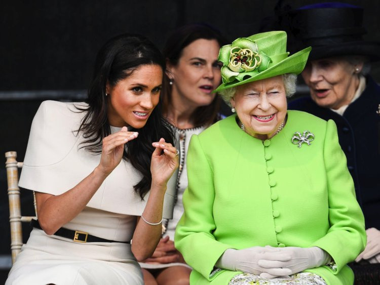 Hầu hết các thành viên gia đình Hoàng gia Anh, trong đó có Nữ hoàng Elizabeth II, không có tài khoản xã hội riêng. Chỉ có Công tước xứ York và con gái của ông là Công chúa Eugenie có tài khoản Instagram riêng. 