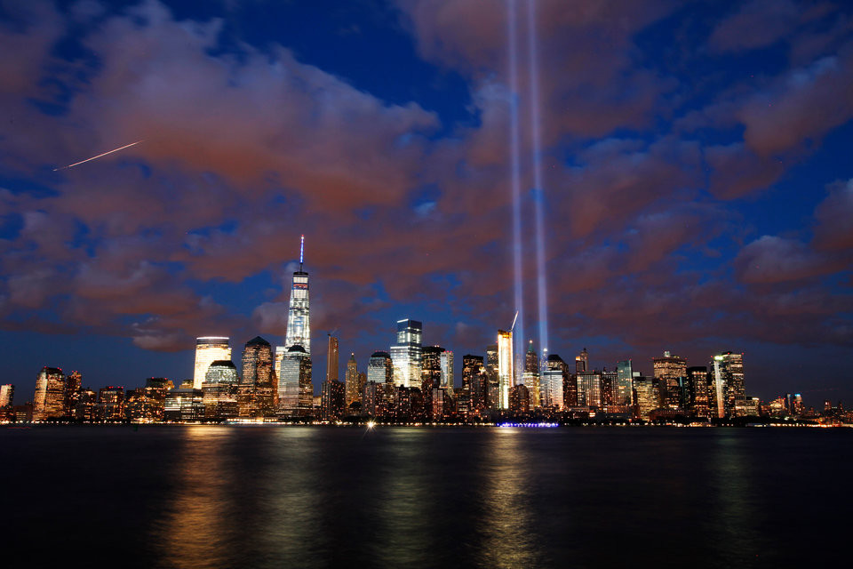 Tác phẩm “Tribute in Light” được thắp sáng năm 2015. Ảnh: Getty.
