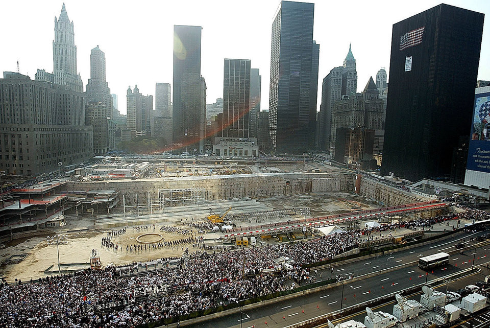 Kể từ "ngày định mệnh" đó, người dân Mỹ lại tổ chức các buổi tưởng niệm xúc động ở thành phố New York vào ngày 11/9 hàng năm. Ảnh: Mọi người tập trung tại Ground Zero (Vùng đất số không), vùng đất từng là nơi đặt nền móng Trung tâm Thương mại Thế giới, để tham gia buổi tưởng niệm hồi năm 2002. Trong buổi lễ kéo dài hai tiếng rưỡi, các quan chức đã đọc tên các nạn nhân thiệt mạng trong vụ khủng bố kinh hoàng 11/9. Ảnh: Getty.