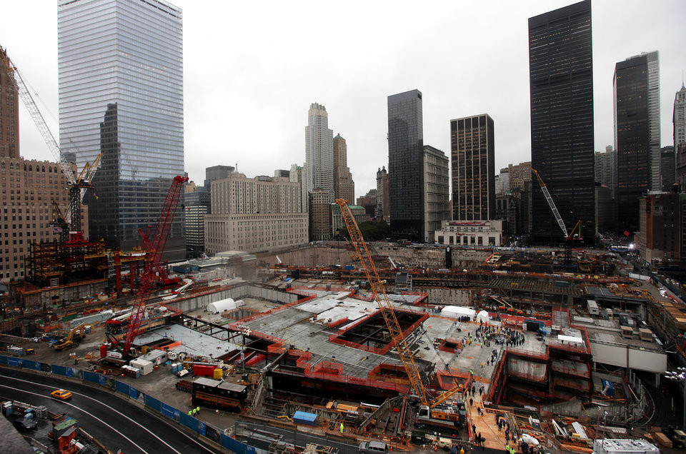 Cảnh sát, lính cứu hỏa và người thân của các nạn nhân thiệt mạng trong vụ tấn công 11/9 đặt hoa tưởng niệm tại Vùng đất số không hồi năm 2009. Ảnh: Getty.