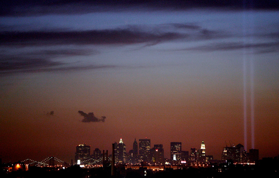“Tribute in Light” được thắp sáng ngày 11/9/2004. Ảnh: Getty.