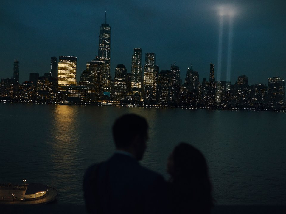 Người dân ở thành phố Jersey đứng bên sông Hudson nhìn tác phẩm “Tribute in Light” được thắp sáng năm 2018 để tưởng niệm các nạn nhân vụ khủng bố 11/9. Ảnh: Getty. Mời độc giả xem thêm video: Nhìn lại thảm kịch 11/9 (Nguồn: VTC14)