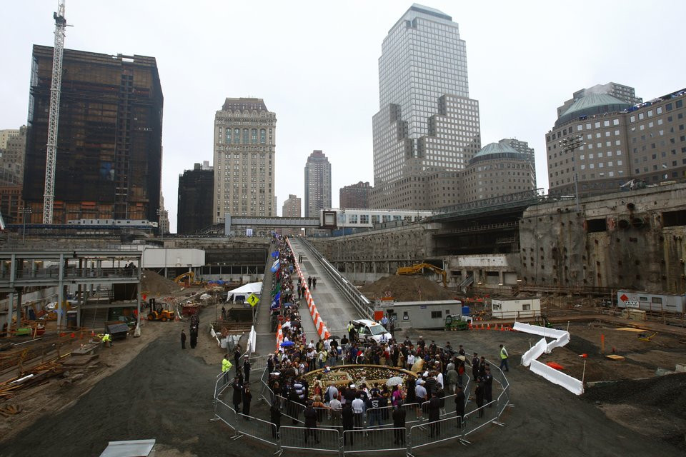 Bạn bè và người thân của các nạn nhân vụ khủng bố 11/9 đặt hoa tưởng niệm năm 2007. Ảnh: Getty.