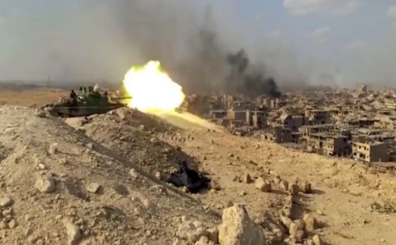 Trước đó cùng ngày, Sư đoàn 4 của Quân đội Syria cũng dồn dập nã pháo và tên lửa về phía căn cứ của các nhóm phiến quân xung quanh thị trấn Kabani. Ảnh: CBC.