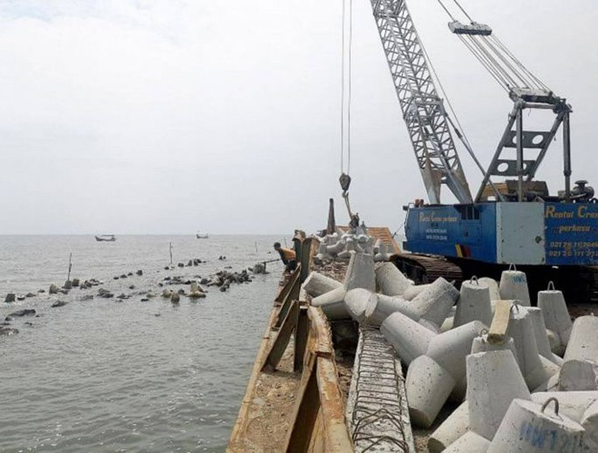 Indonesia đã xây dựng hệ thống đê chắn sóng lớn, cách bờ biển Bắc Jakarta khoảng 2km để bảo vệ cư dân ven biển, mà phần lớn là ngư dân hoặc các gia đình nghèo.