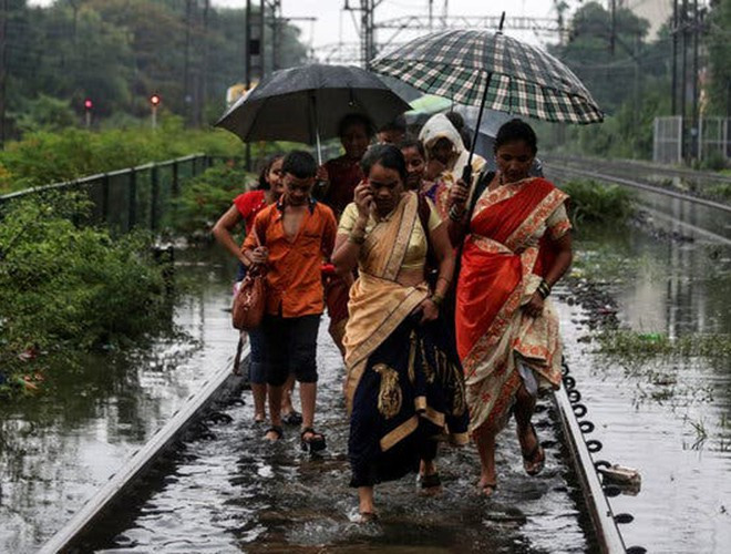 Mumbai, Ấn Độ. Mỗi đợt mưa lũ lớn bắt đầu từ tháng 6 hàng năm, các con đường ở Mumbai biến thành sông, giao thông ngưng trệ, hàng chục người mất mạng vì lũ cuốn.