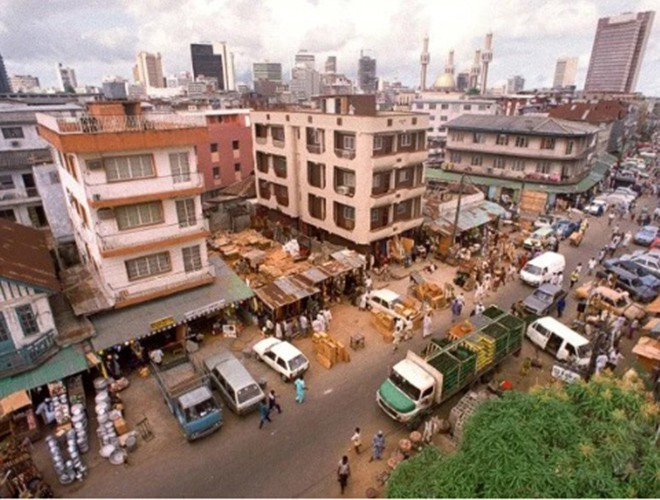 Lagos, Nigeria. Thành phố đông dân nhất châu Phi bao gồm phần đất liền và một số đảo gần đó khiến Lagos đặc biệt dễ bị lũ lụt, ngày càng có nguy cơ bị chìm.