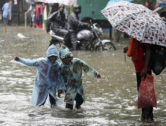 Ngay cả lượng mưa bình thường nhiều nơi cũng ngập vì hệ thống thoát nước kém. Với gần 22 triệu người, Thủ đô tài chính của Ấn Độ đang đòi hỏi điều chỉnh chính sách quy hoạch.