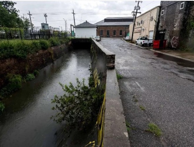 Houston, Mỹ. Houston đã bị chìm trong nhiều thập kỷ qua và giống như Jakarta, việc khai thác nước ngầm quá mức chính là một phần nguyên nhân.