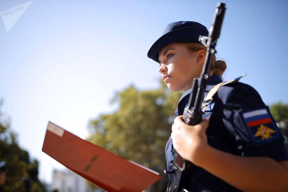 Trường Không quân Krasnodar đào tạo nữ quân nhân kể từ năm 2017, lần đầu tiên kể từ khi Liên Xô sụp đổ năm 1991. Trong ảnh, một nữ học viên chuẩn bị đọc lời thề.