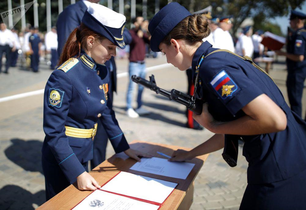 Theo Sputnik, trong Thế chiến II, gần 600.000 nữ phi công quân sự đã chiến đấu chống lại Đức Quốc xã và hơn 90.000 người trong số đó được Liên Xô phong Anh hùng. Một số người công tác trong các trung đoàn không quân đặc biệt dành cho phụ nữ, gọi là “Phù thủy đêm” vì họ khiến quân Đức sợ hãi với những đợt không kích trong bóng tối.