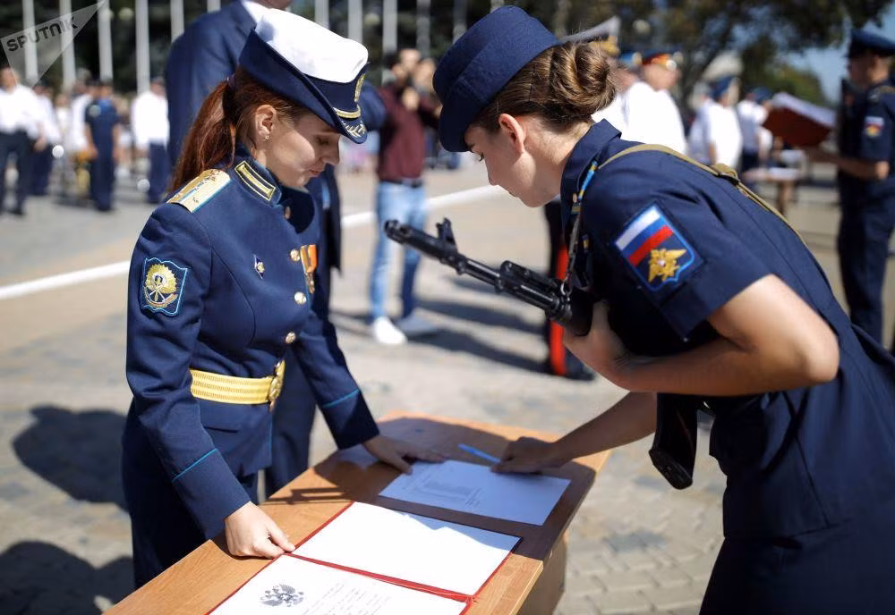 Theo Sputnik, trong Thế chiến II, gần 600.000 nữ phi công quân sự đã chiến đấu chống lại Đức Quốc xã và hơn 90.000 người trong số đó được Liên Xô phong Anh hùng. Một số người công tác trong các trung đoàn không quân đặc biệt dành cho phụ nữ, gọi là “Phù thủy đêm” vì họ khiến quân Đức sợ hãi với những đợt không kích trong bóng tối.