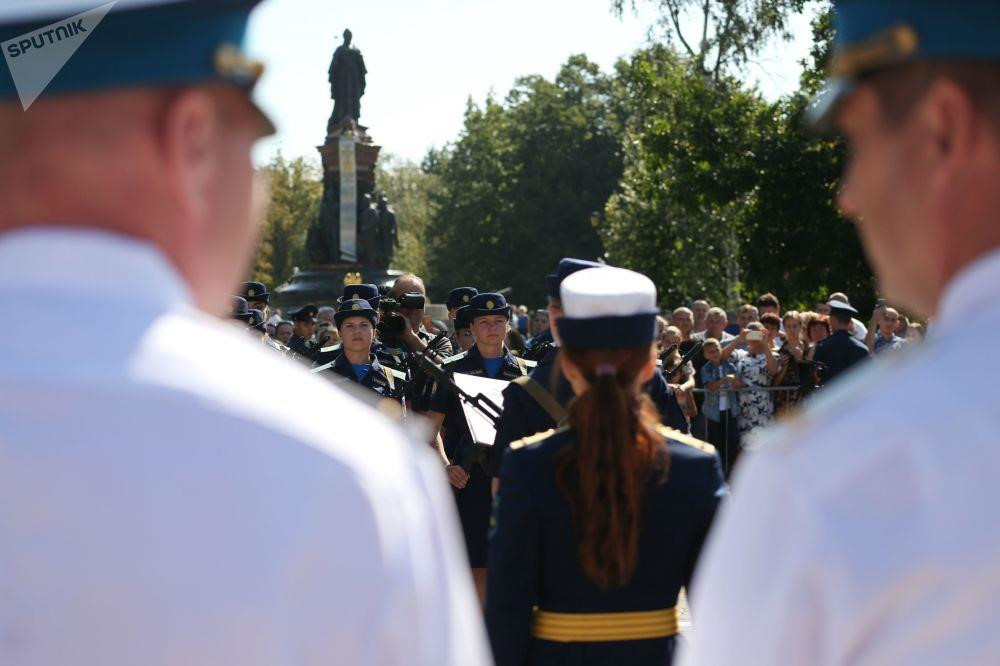 Quân đội Nga hiện đại có khoảng 45.000 nữ quân nhân trong biên chế, tính đến năm 2018. Hầu hết nữ quân nhân phục vụ trong các binh chủng thông tin, đơn vị hậu cần, binh chủng quân y, cũng như các trường đại học, cao đẳng quân sự.