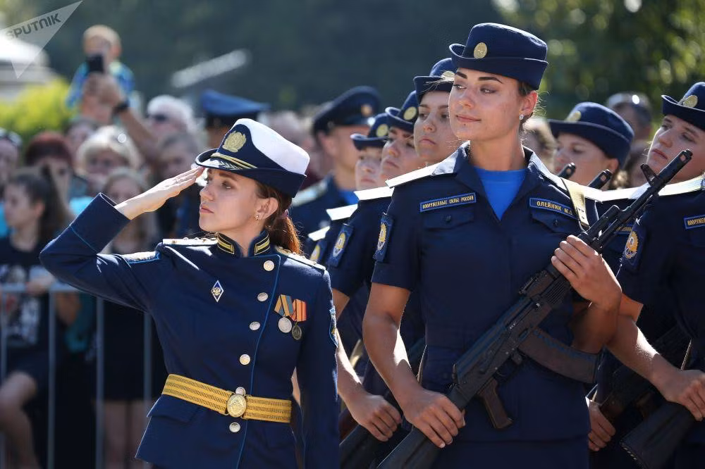 Trường Không quân Cấp cao Krasnodar được đặt theo tên của Anh hùng Liên Xô Anatoly Serov bắt đầu tái đào tạo nữ phi công quân sự từ năm 2017. Trong ảnh, nữ đội trưởng, sĩ quan huấn luyện và các học viên của trường Krasnodar trong buổi lễ tuyên thệ.