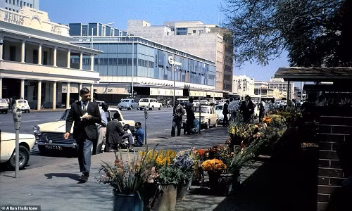 Khung cảnh bên ngoài khách sạn Meikles trông xuống Quảng trường Cecil ở Salisbury, Rhodesia, ngày 20/8/1970. Thành phố này hiện nay là Harare thuộc Zimbabwe.