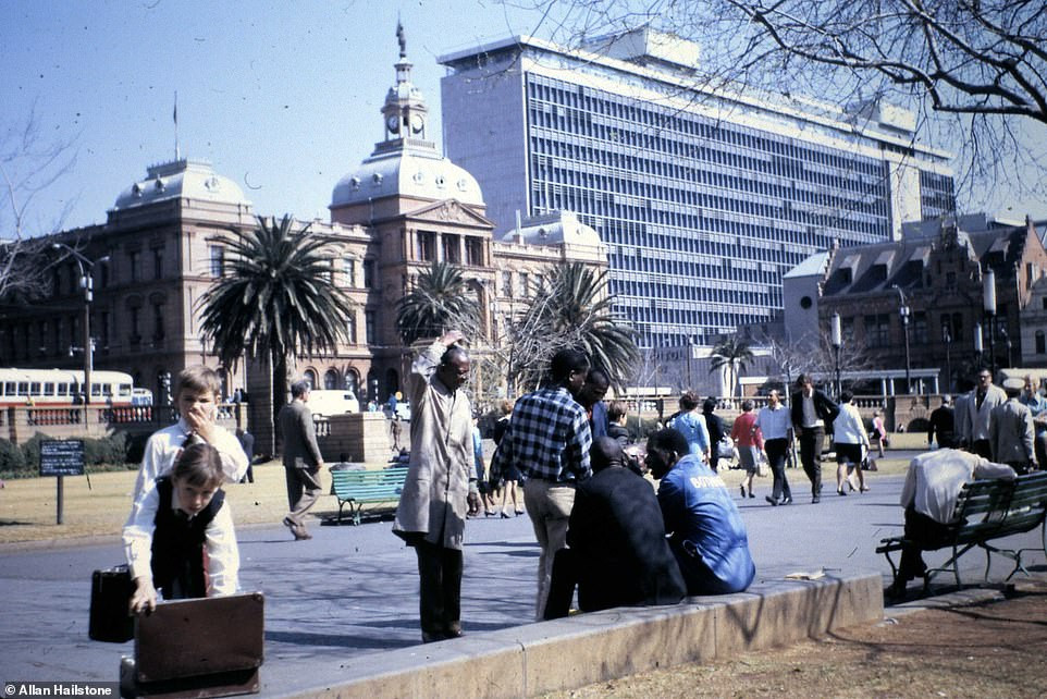 Cảnh đông đúc tại một công viên ở Pretoria, Nam Phi, ngày 12/8/1970. "Tôi nhận thấy người dân Nam Phi thông minh và lịch sự. Ở Cape Town, nam giới thường chơi đánh cờ trên đường phố. Khách sạn nơi tôi ở khá sang trọng mà giá thuê rẻ", Allan kể lại trải nghiệm khi tới thăm đất nước Nam Phi.
