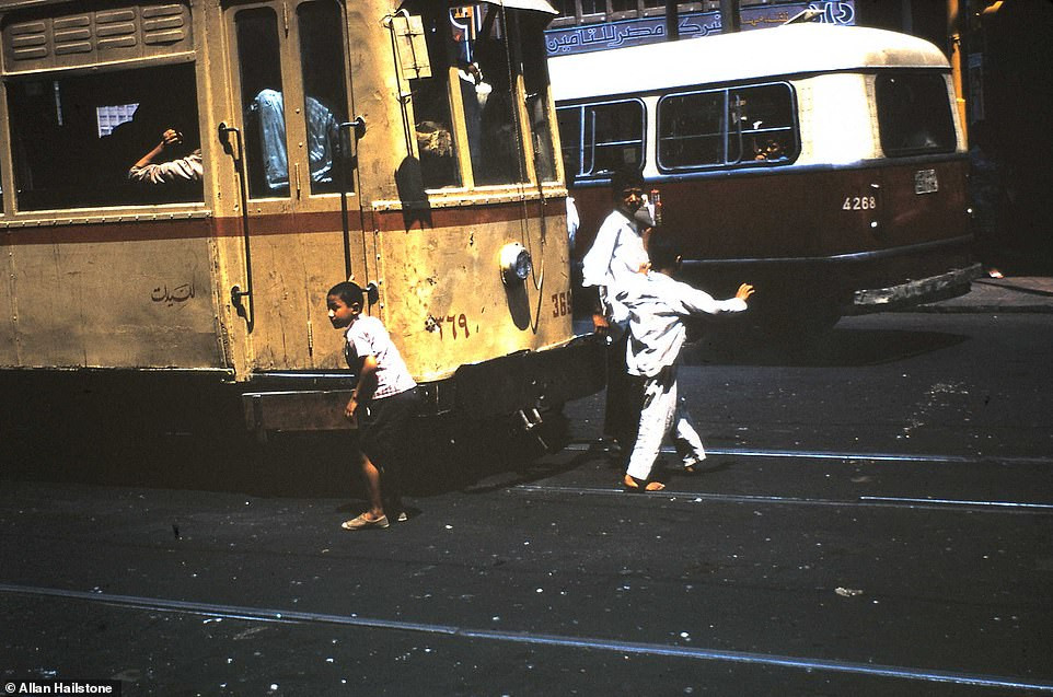 Những đứa trẻ đi qua con phố đông đúc ở Cairo năm 1970.