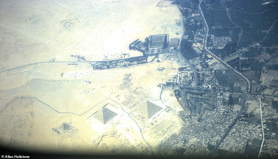 Bức ảnh kim tự tháp Ai Cập được Allan chụp từ trên máy bay khi ông đang trên đường từ Beirut tới Cairo.