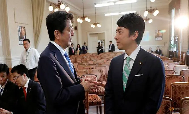 Ngày 11/9, Thủ tướng Nhật Bản Shinzo Abe đã tiến hành thay thế, chuyển đổi vị trí của 17 trên tổng số 19 thành viên Nội các. Đáng chú ý trong cuộc cải tổ Nội các lần này là việc bổ nhiệm ông Shinjiro Koizumi (phải), 38 tuổi, làm Bộ trưởng Môi trường Nhật Bản. Ảnh: Reuters.