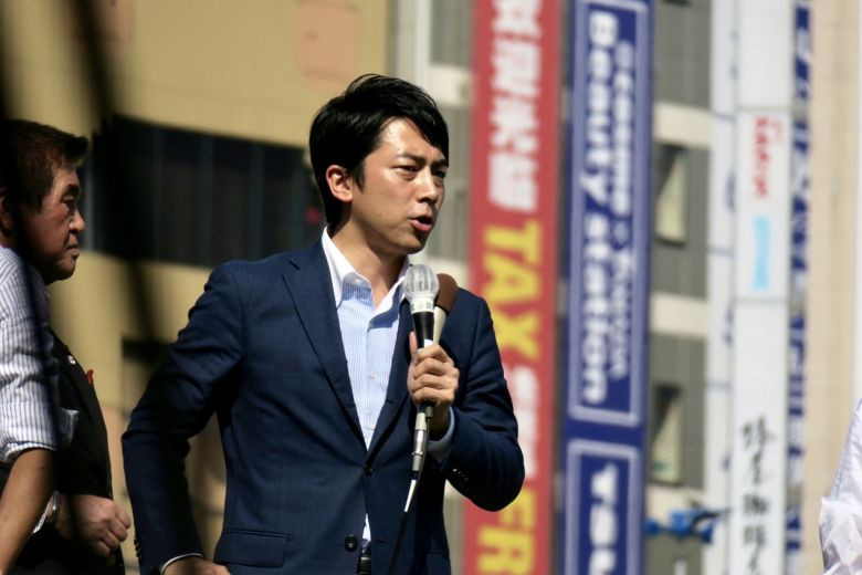 Ông Shinjiro từng theo học tại Đại học Kanto Gakuin ở Yokohama và tốt nghiệp với tấm bằng Kinh tế vào năm 2004. Năm 2006, ông tốt nghiệp Thạc sĩ ngành Khoa học Chính trị của trường Đại học Columbia ở New York. Ảnh: ST.